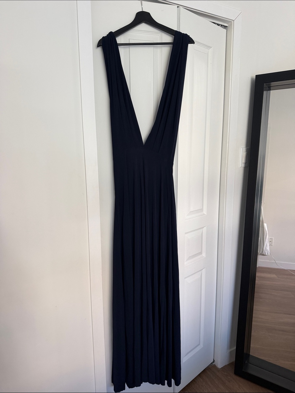Von Vonni Black Backless Deep V Maxi Dress
